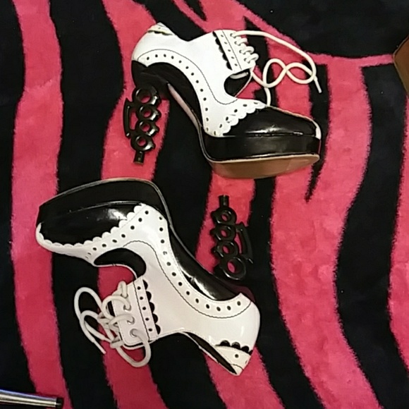 Leg Avenue Brass Knuckle Heels - Picture 1 of 5